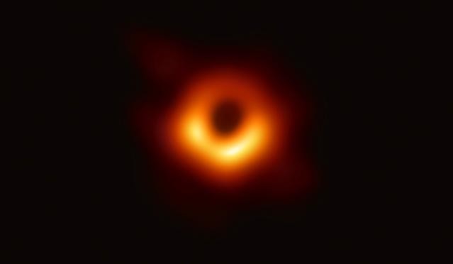 Прва фотографија црне рупе икада направљена